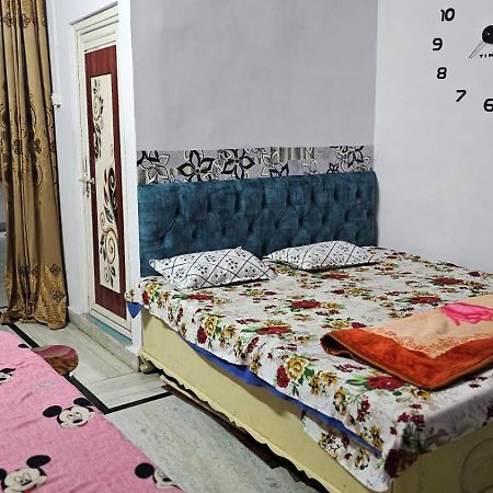 Aparna Niwas Home Stay Family Friendly Varanasi Bagian luar foto