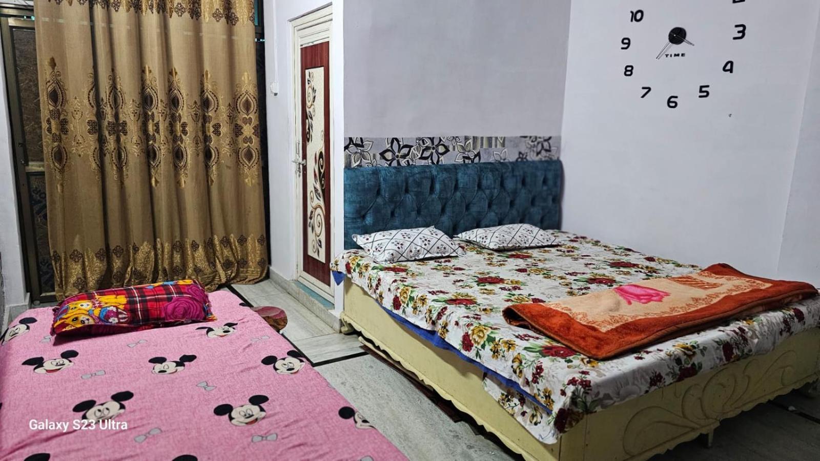 Aparna Niwas Home Stay Family Friendly Varanasi Bagian luar foto